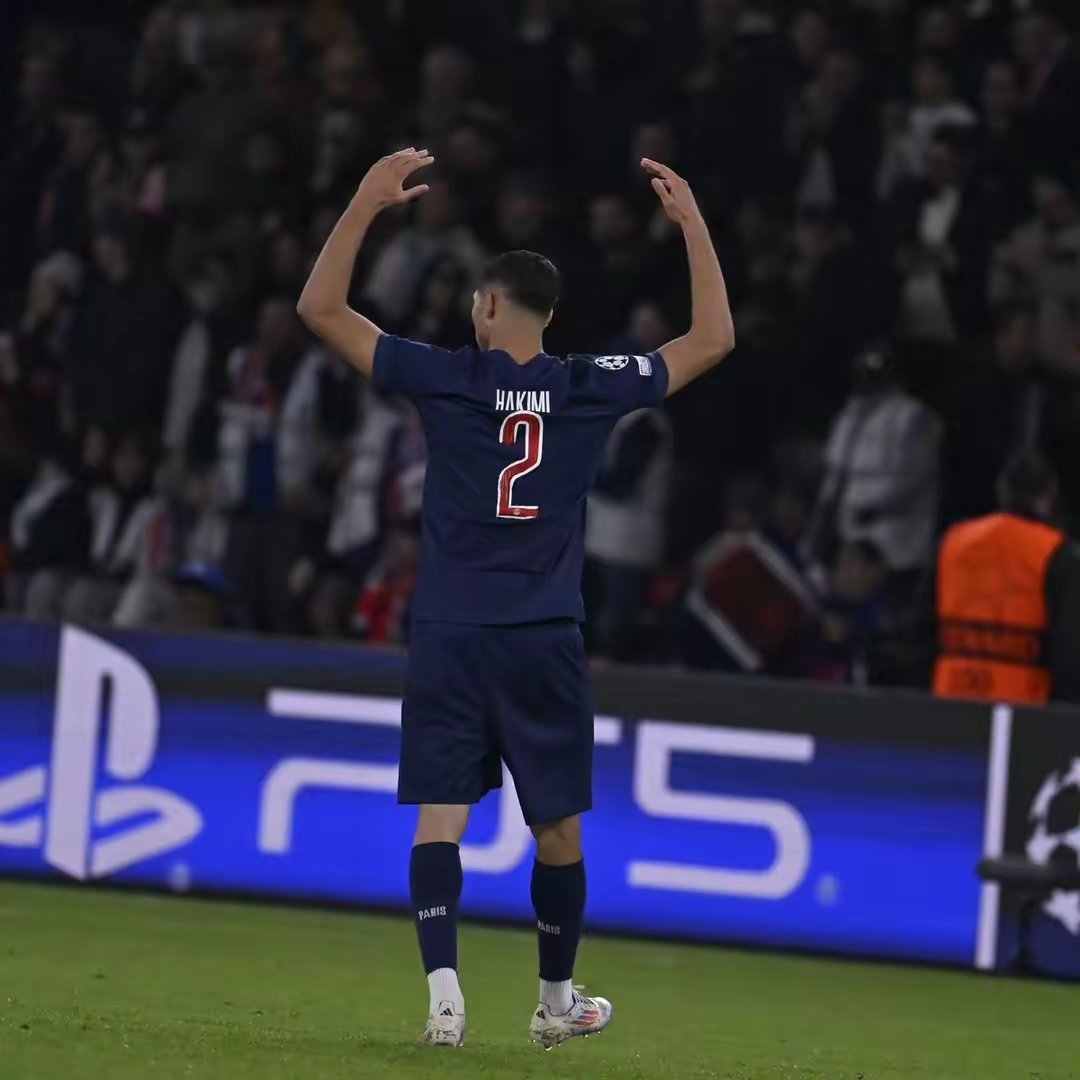 赛前荷甲传出新动向，巴黎圣日耳曼刷新队史纪录，管理层表态——态度坚定，更衣室氛围转暖的简单介绍