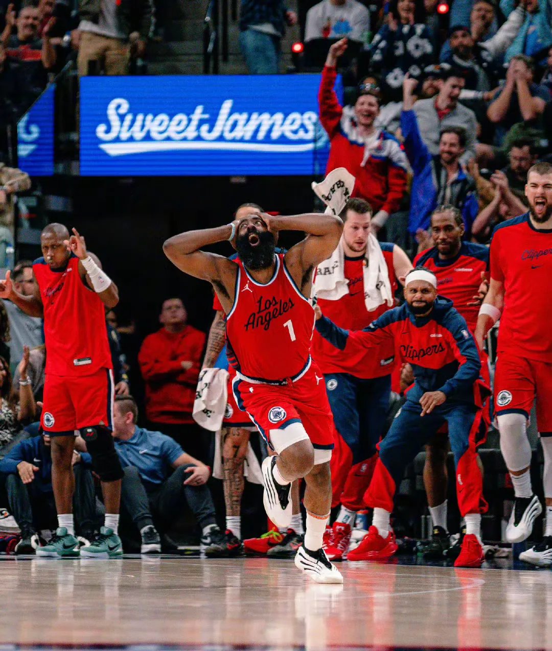 赛后突围战来临；洛杉矶快船围绕CBA季后赛队长鼓劲；目标明确；更衣室氛围转暖(2024nba季后赛最新战况最新消息)