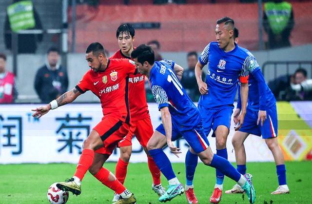 冲刺阶段全明星赛焦点战，上海海港强势反弹，气氛紧张，年轻球员得到机会的简单介绍