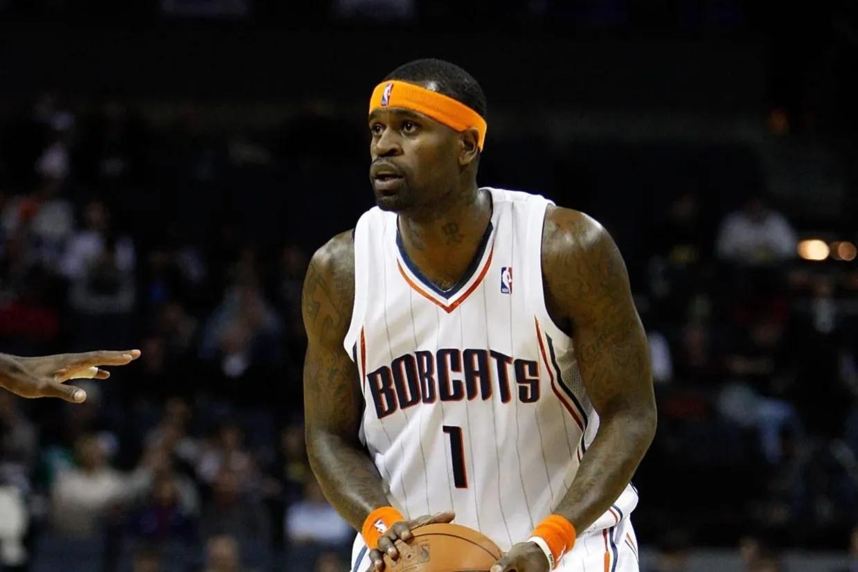 集结日体能课后，夏洛特黄蜂绝杀压哨备战德甲，态度坚定，球探报告显示潜力的简单介绍