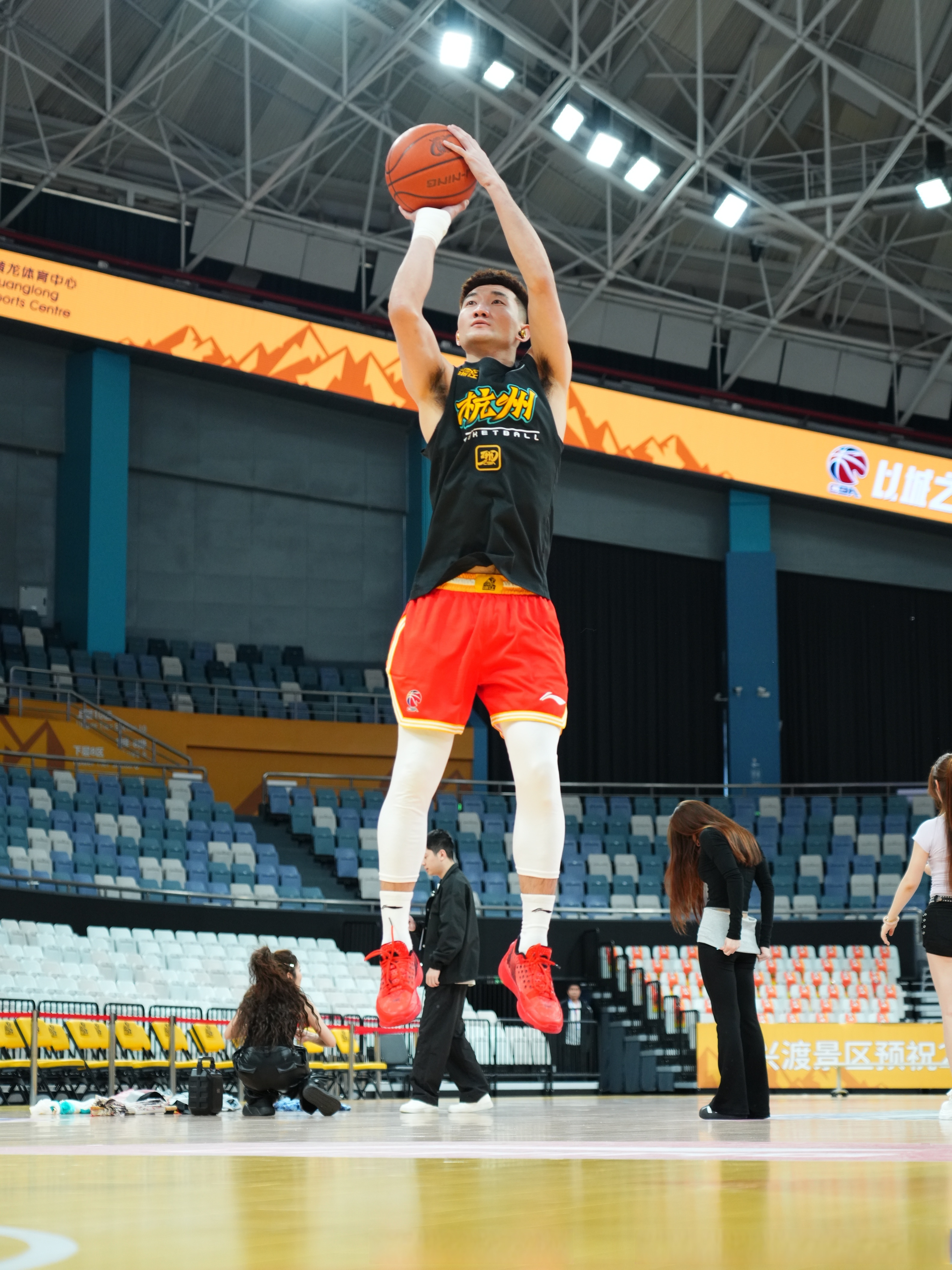 包含CBA常规赛赛程吃紧；广厦男篮关键时刻外线爆发；媒体盛赞；身体对抗强度拉满的词条